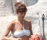 Helena Christensen: une véritable sirène sur la plage de l'Hôtel Regina Isabella à Lacco Ameno sur les îles d'Ischia au large de Naples en Italie le 12 juillet 2011 