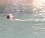 Helena Christensen s'offre un moment de détente sur la plage de l'Hôtel Regina Isabella à Lacco Ameno sur les îles d'Ischia au large de Naples en Italie le 12 juillet 2011 