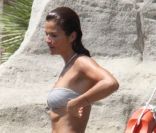 Helena Christensen : une vraie bombe sur la plage de l'Hôtel Regina Isabella à Lacco Ameno sur les îles d'Ischia au large de Naples en Italie le 12 juillet 2011 