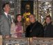 Letizia d'Espagne et Felipe visitent les trésors du Montserrat, massif montagneux situé à quelques kilomètres de Barcelone, en Espagne. Ils posent avec la Vierge Noire. Le 14 juillet 2011.
