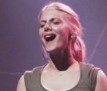 Mélanie Laurent s\'éclate sur la scène des Francofolies, à La Rochelle, le 15 juillet 2011.