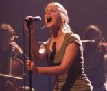 Mélanie Laurent se produit aux Francofolies, à La Rochelle, le 15 juillet 2011.