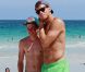 Rien contre une photo occasionnelle avec un fan... tant que cela reste occasionnel.
Blake Griffin, Rookie of the Year 2011 de la NBA, tentait le 15 juillet 2011 de profiter de ses vacances sur la plage de Miami avec une bande d'amis. Pas évident après avoir dynamité la saison de basket...