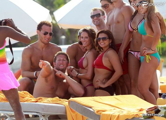 Cache-cache sur la plage, perdu d'avance... 
 Blake Griffin, Rookie of the Year 2011 de la NBA, tentait le 15 juillet 2011 de profiter de ses vacances sur la plage de Miami avec une bande d'amis. Pas évident après avoir dynamité la saison de basket...