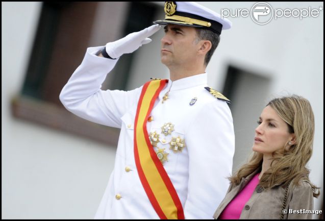 Letizia et Felipe d'Espagne arrivent encore une fois à rendre agréable une cérémonie militaire ! Pontevedra, le 16 juillet 2011