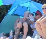 Pink passe une après-midi à la plage avec son mari Carey Hart et leur bébé Willow. Los Angeles, 4 juillet 2011