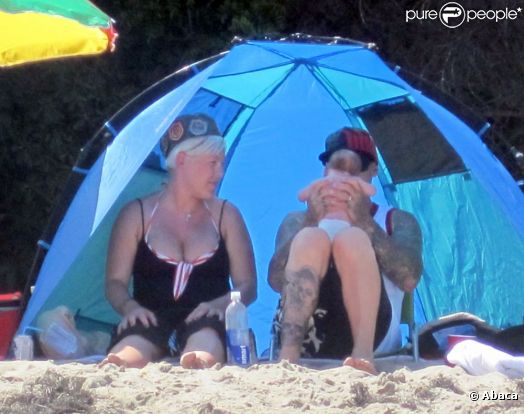 Pink passe une après-midi à la plage avec son mari Carey Hart et leur bébé Willow. Los Angeles, 4 juillet 2011
