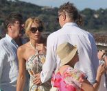 Liam Neeson en vacances à Saint-Tropez avec sa compagne Freya Saint Johnston le 20 juillet 2011 : il pose une main délicate sur elle 