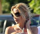 Freya St Johnston accompagne Liam Neeson en vacances à Saint-Tropez  le 20 juillet 2011