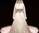La robe de mariée de Kate Middleton exposée dès le 23 juillet 2011 au palais de Buckingham, à Londres. Une création de Sarah Burton.