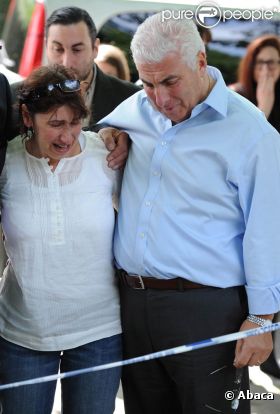 Mitch Winehouse et son ex-épouse Janis, mère d'Amy Winehouse, se sont retrouvés et se sont soutenus mutuellement, pleurant leur défunte fille devant son domicilede Camden, lundi 25 juillet 2011. 
 A Camden Square, devant l'appartement d'Amy Winehouse où a été retrouvé son corps sans vie samedi 23 juillet 2011, les témoignages de chagrin se multiplient.