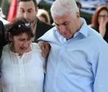  Mitch Winehouse et son ex-épouse Janis, mère d'Amy Winehouse, se sont retrouvés et se sont soutenus mutuellement, pleurant leur défunte fille devant son domicilede Camden, lundi 25 juillet 2011. 
 A Camden Square, devant l'appartement d'Amy Winehouse où a été retrouvé son corps sans vie samedi 23 juillet 2011, les témoignages de chagrin se multiplient. 