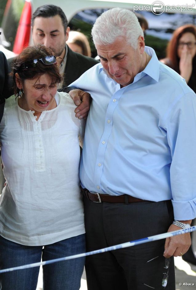  Mitch Winehouse et son ex-épouse Janis, mère d'Amy Winehouse, se sont retrouvés et se sont soutenus mutuellement, pleurant leur défunte fille devant son domicilede Camden, lundi 25 juillet 2011. 
 A Camden Square, devant l'appartement d'Amy Winehouse où a été retrouvé son corps sans vie samedi 23 juillet 2011, les témoignages de chagrin se multiplient. 