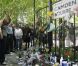 A Camden Square, devant l'appartement d'Amy Winehouse où a été retrouvé son corps sans vie samedi 23 juillet 2011, les témoignages de chagrin se multiplient.