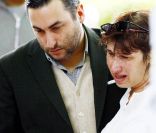  Alex, frère d'Amy Winehouse, les traits tirés et les yeux rougis, épaulait sa mère Janis lundi 25 juillet, devant le memorial improvisé à proximité de l'appartement de la chanteuse décédée. 
 A Camden Square, devant l'appartement d'Amy Winehouse où a été retrouvé son corps sans vie samedi 23 juillet 2011, les témoignages de chagrin se multiplient. 