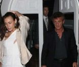 Sean Penn et Stacey Koplin à la sortie d\'un restaurant de Miami, mi-juillet 2011. Les deux amants tentent une sortie en tout sobriété.<br />