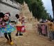 Mickey et Minnie ont fait la fête lors de l'inauguration du grand château de sable de la Belle au Bois Dormant à Paris Plages, le 23 juillet 2011 