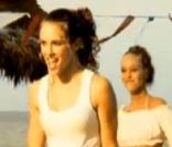 Sandy Valentino a des airs de Lorie, époque  Sur un air latino , single sorti en 2003.