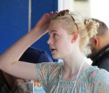 Photos exclusives : Elle Fanning dans les rues de Los Angeles, fait son shopping en achetant le magazine ELLE