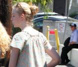 Photo exclusive : Elle Fanning dans les rues de Los Angeles, fait son shopping en achetant le magazine ELLE