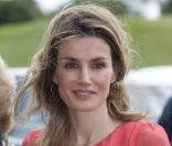 Letizia d'Espagne brille encore avec son look estival et très élégant lors d'une visite à la Fondation Handisport espagnole à Palma de Majorque le 27 juillet 2011