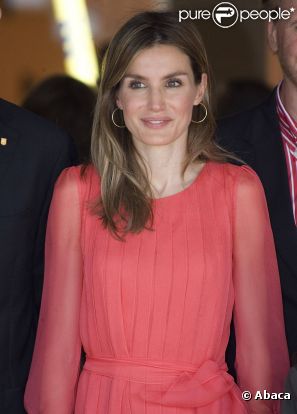 Letizia d'Espagne brille encore avec son look estival et très élégant lors d'une visite à la Fondation Handisport espagnole à Palma de Majorque le 27 juillet 2011