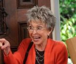 Rita Moreno incarne Dori, la mère de Fran dans Happily Divorced