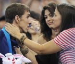 Michael Phelps peut compter sur sa team de supportrices de choc aux Mondiaux de Shanghai en juillet 2011 : sa mère Déborah, sa soeur Hillary, et sa petite amie Nicole Johnson, Miss California 2010, très remarquée !