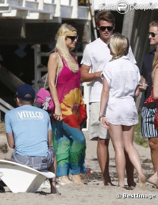 Paris Hilton retrouve des amis sur une plage de Malibu, samedi 30 juillet 2011.