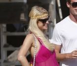 Paris Hilton retrouve des amis sur une plage de Malibu, samedi 30 juillet 2011.