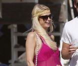 Paris Hilton retrouve des amis sur une plage de Malibu, samedi 30 juillet 2011.