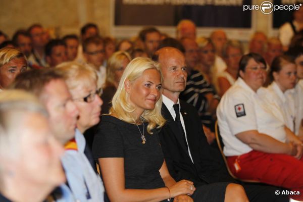 La princesse Mette-Marit de Norvège à Oslo, le 1er août 2011, pour un hommage aux volontaires de la Croix-Rouge norvégienne qui sont intervenus après les attaques meurtrières de Breivik.