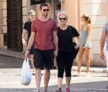 Hugh Jackman et son épouse Deborra-Lee Furness dans les rues de Saint-Tropez, le 1er août 2011.