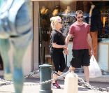 Hugh Jackman et son épouse Deborra-Lee Furness dans les rues de Saint-Tropez, le 1er août 2011.