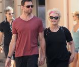 Hugh Jackman et son épouse Deborra-Lee Furness dans les rues de Saint-Tropez, le 1er août 2011.