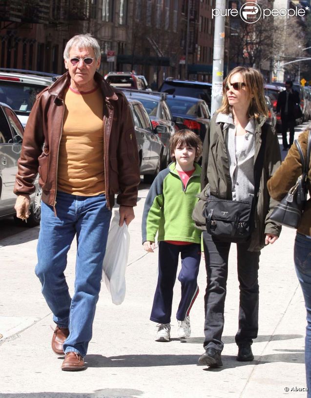 Harrison Ford, Calista Flockhart et leur fils Liam, à New York, le 5 avril 2009.