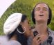 Geoffrey entouré des belles Ayem et Juliette, lors de la soirée karaoké, jeudi 4 aôut 2011 dans Secret Story !