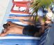 Cameron Diaz bien installée au soleil en compagnie de son boyfriend Alex Rodriguez, à Miami. Août 2011