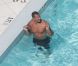 Alex Rodriguez profite de la piscine de son hôtel de Miami, non loin de Cameron Diaz. Août 2011