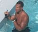 Alex Rodriguez profite de la piscine de son hôtel de Miami, non loin de Cameron Diaz. Août 2011