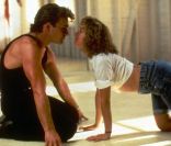Jennifer Grey et Patrick Swazye dans  Dirty Dancing , 1987. Le film coûte 6 millions de dollars et en rapporte 213 : un carton que les producteurs n'attendaient pas. 