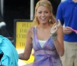 Blake Lively radieuse sur le tournage du prochain film d\'Oliver Stone à Los Angeles le 26 juillet 2011