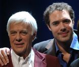  Nicolas Bedos et Guy Bedos, le père et le fils, à Paris, le 20 octobre 2009. 