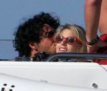 La dolce vita avec les moyens : l'international brésilien du Milan AC Pato et Barbara Berlusconi, fille de Silvio Berlusconi, ont profité en toute tendresse des charmes de la baie de Marinella, en Sardaigne, le 26 juillet 2011. Silvio Berlusconi y a une somptueuse résidence sur les hauteurs de Porto Rotondo.