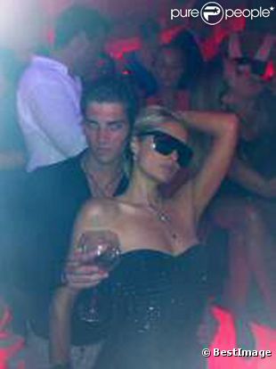Paris Hilton, dans les bras de Michael Champion, au VIP Room de St-Tropez, le samedi 6 août 2011.