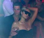 Paris Hilton, dans les bras de Michael Champion, au VIP Room de St-Tropez, le samedi 6 août 2011.