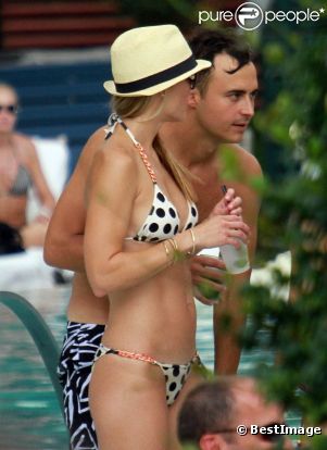 Joe King, du groupe The Fray, en vacances à Miami le 12 août 2011, en très charmante compagnie. Le mois précédent, le groupe a achevé l'enregistrement de son troisième album,  Expected Universe .