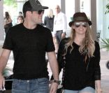 Hilary Duff arbore à merveille son mini-short en jean... Son boyfriend Mike Comrie semble d'ailleurs conquis ! Los Angeles, 13 août 2011 