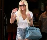 Toujours aussi classe, Lindsay Lohan est cependant dans la tendance avec son short en jean taille haute. New York, 13 août 2011 