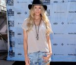 Marisa Miller a fait sensation dans son short en jean griffé sur le sable chaud d'une plage de Los Angeles, 4 août 2011 